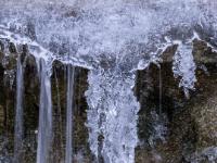 Eisfläche mit Eiszapfen an Lochgrabenbach Kaskade